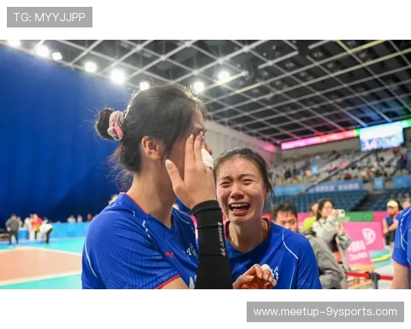 中国女排逆转获胜，连胜两场跻身世界杯四强，决赛在即奋勇争冠